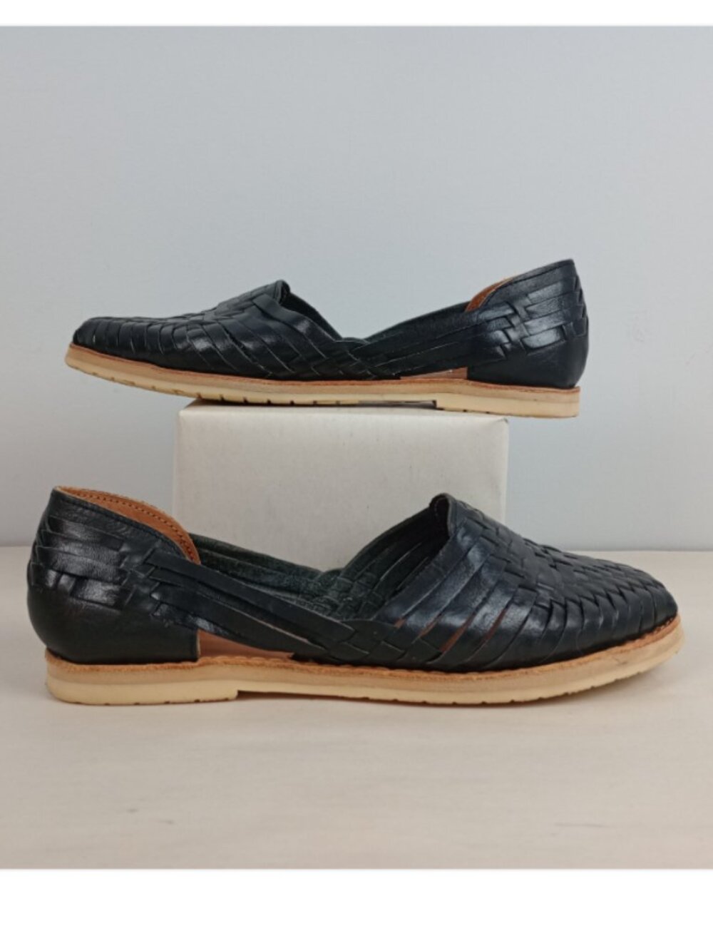 Huaraches by Bearpaw Womens 9 Black‎ Tan Leather Slip On Flat Sandals Shoes - Picture 3 of 10